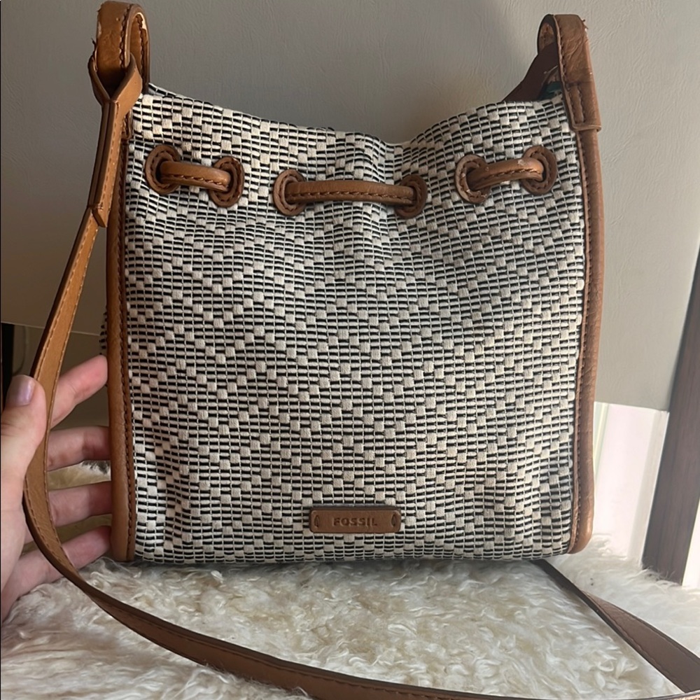 Fossil Black and Tan Shoulder Bag with Classic Leather Accents - Picture 4 of 7